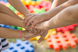 Kinder Hände Team © Pixabay